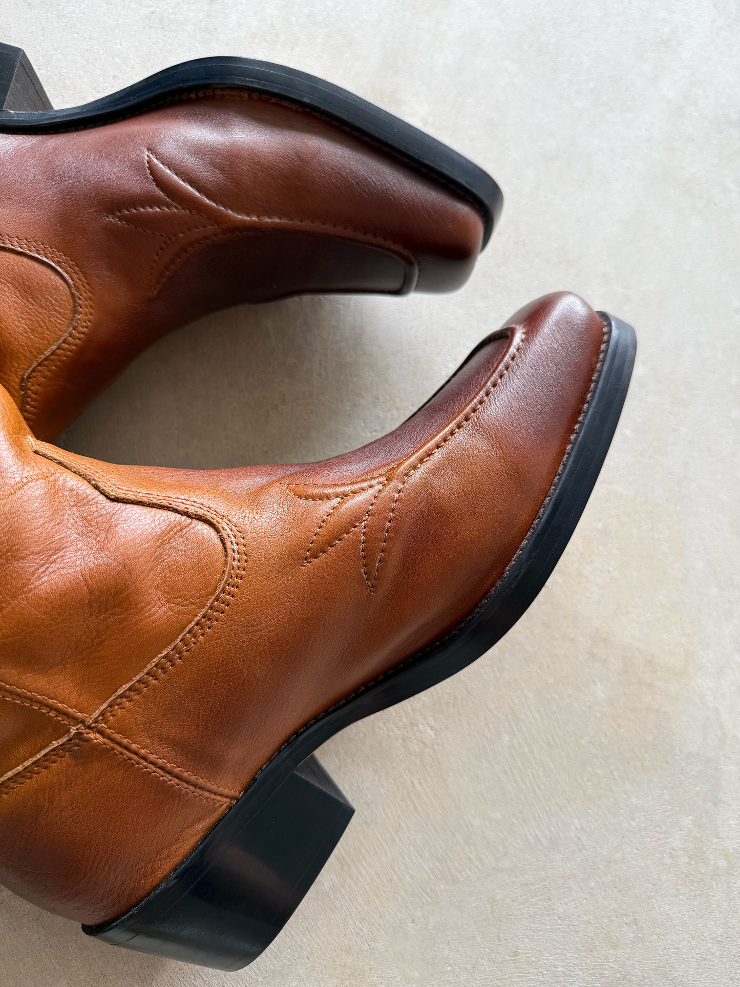 COWBOY BOOTS (BROWN)