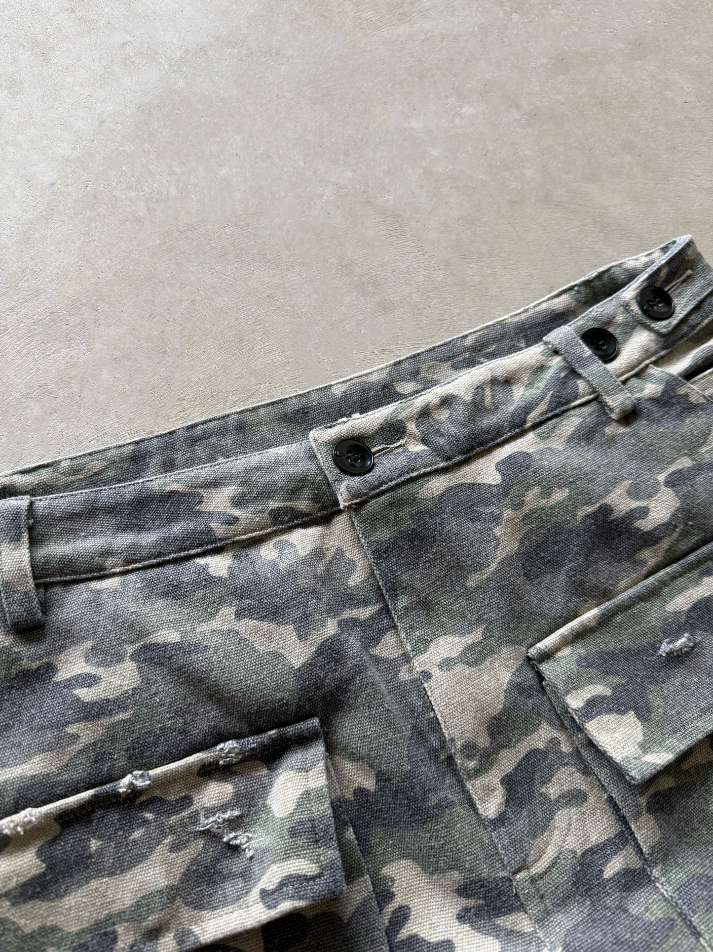 DISTRESSED CARGO SHORTS (CAMO)