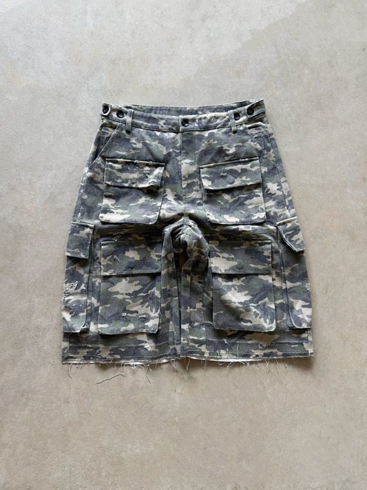 DISTRESSED CARGO SHORTS (CAMO)